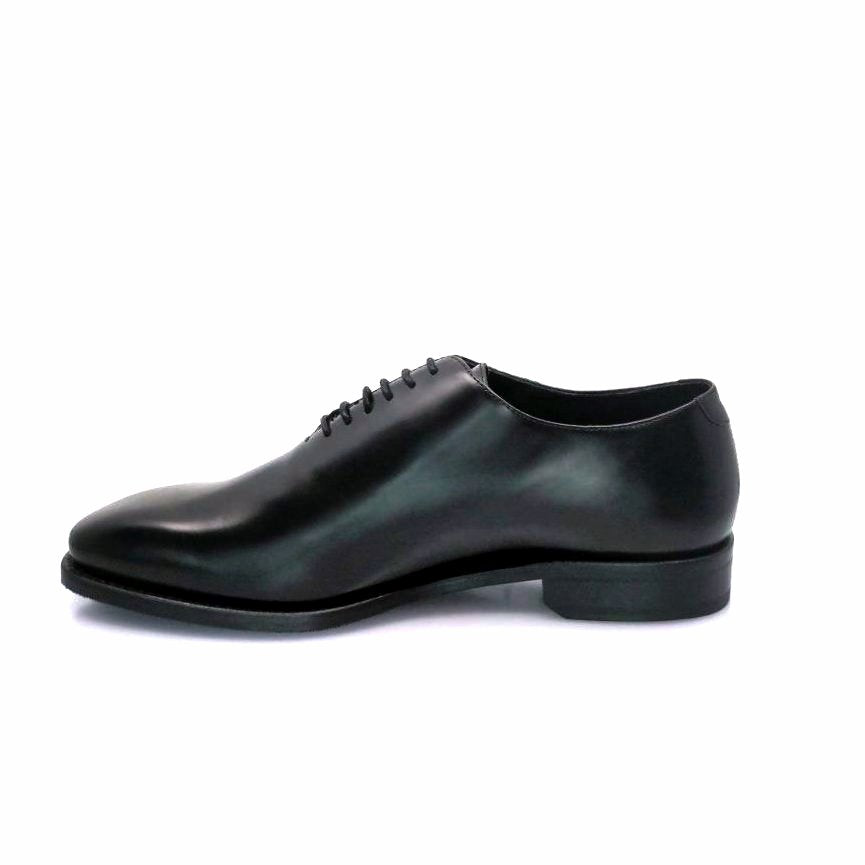 Black whole cut leather shoe in the black sole 