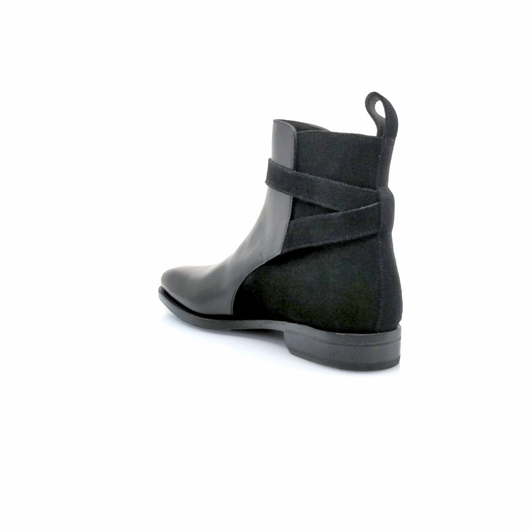 Black leather shoes with boot is a powerful elegant boot 