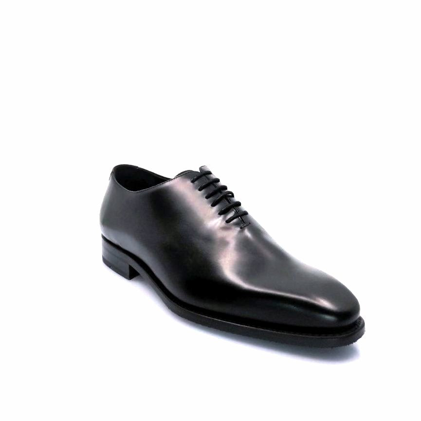 Black whole cut leather shoe in the black sole