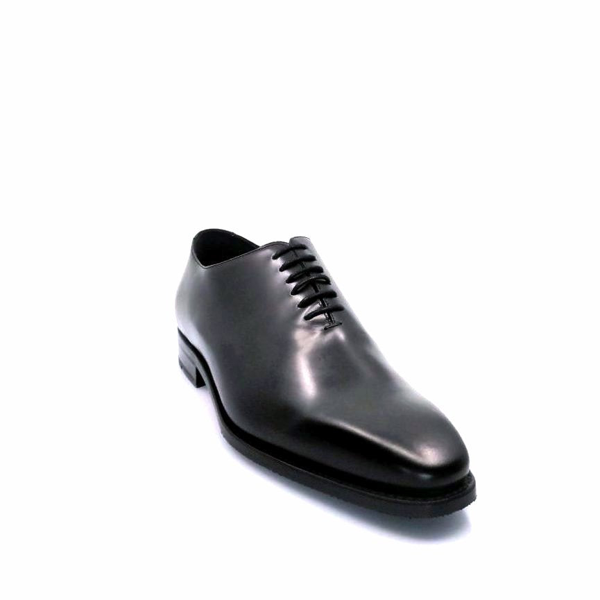 Black wholecut leather shoe for the front side 